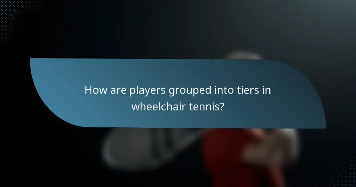 How are players grouped into tiers in wheelchair tennis?